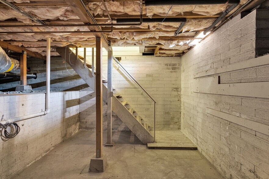 More Photos Of 943 W Holt Blvd, Ontario General Retail For Sale