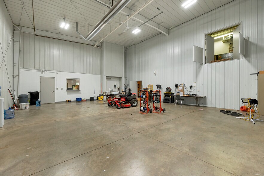 More Photos Of 1725 Suburban Dr, De Pere Manufacturing For Sale