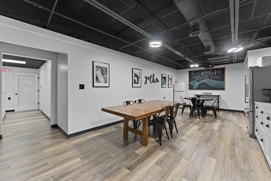 More Photos Of 7490 N 30th Ave, Saint Petersburg Showroom For Sale
