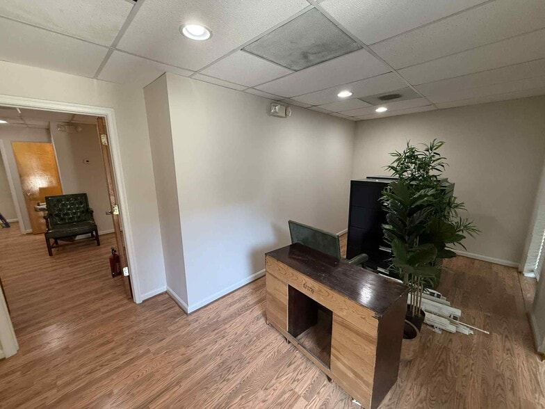 More Photos Of 6116 Rolling Rd, Springfield Medical For Sale