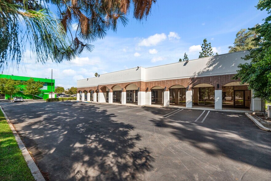 More Photos Of 21725 Erwin St, Woodland Hills Storefront Retail Office For Lease