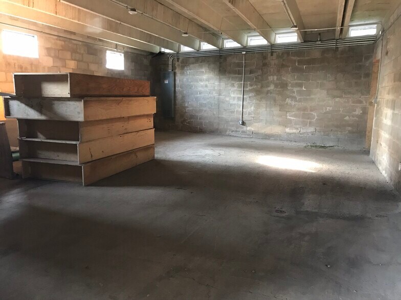 More Photos Of 1155 Franklin St, Clarksville Warehouse For Lease