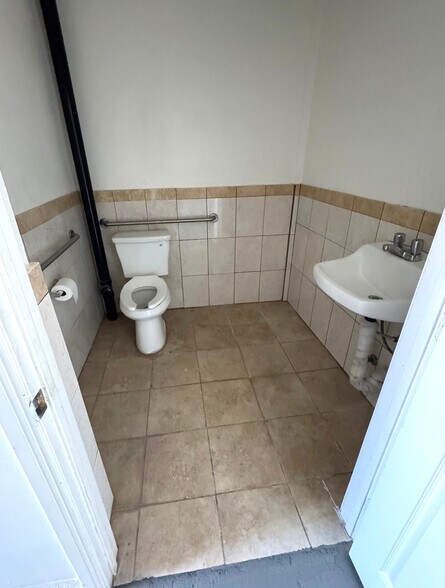 More Photos Of 13851 Saticoy St, Van Nuys Warehouse For Sale