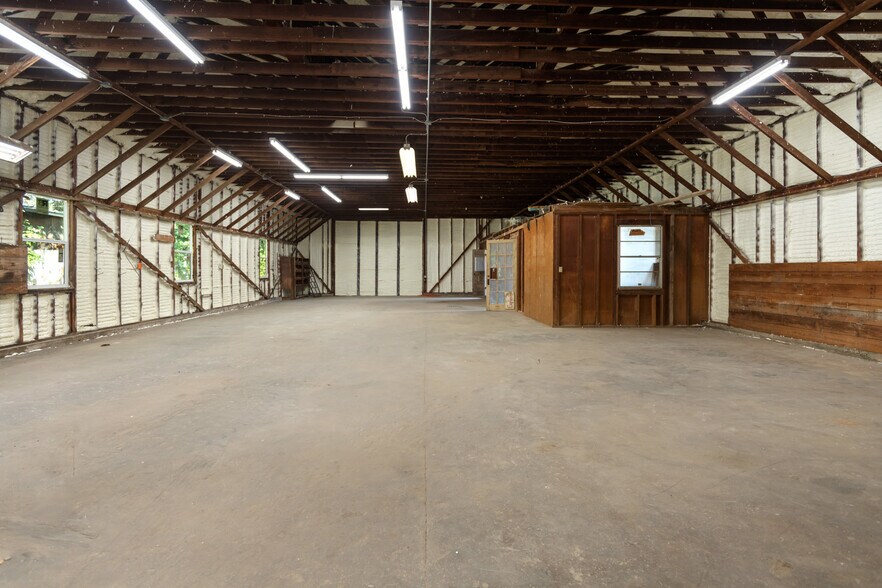 More Photos Of 816 E Main St, Whitesboro Warehouse For Lease