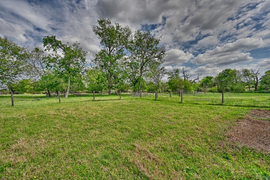 More Photos Of 1030 Dixie Rd, Brenham Land For Sale