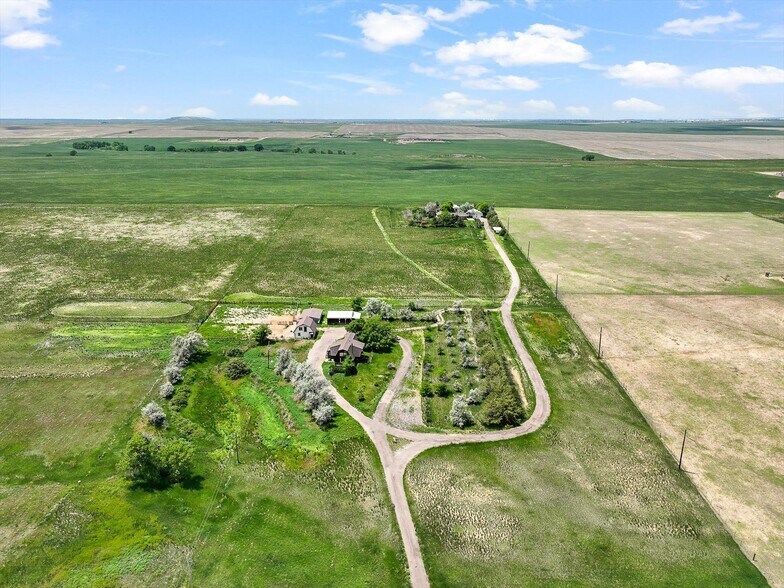 More Photos Of 1335 S Kio St, Watkins Veterinarian Kennel For Sale