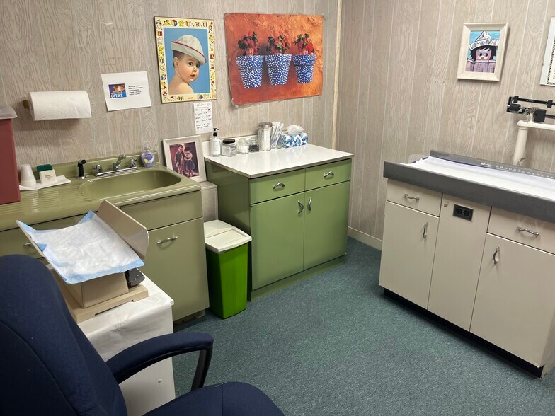 More Photos Of 1 Lake Rd, Congers Bank For Lease