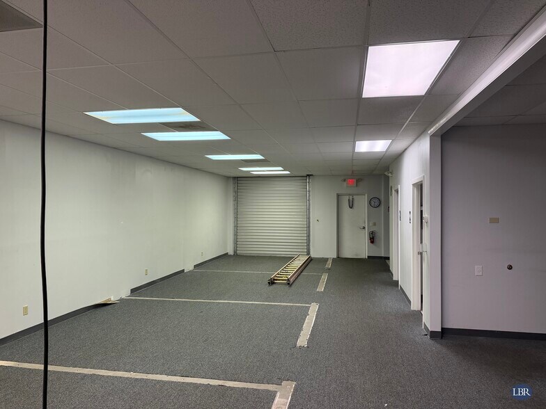 More Photos Of 1333-1335 Gateway Dr, Melbourne Flex For Lease