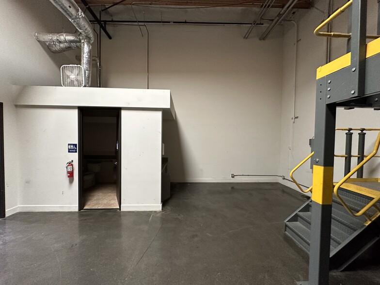 More Photos Of 9027 Canoga Ave, Canoga Park Manufacturing For Lease