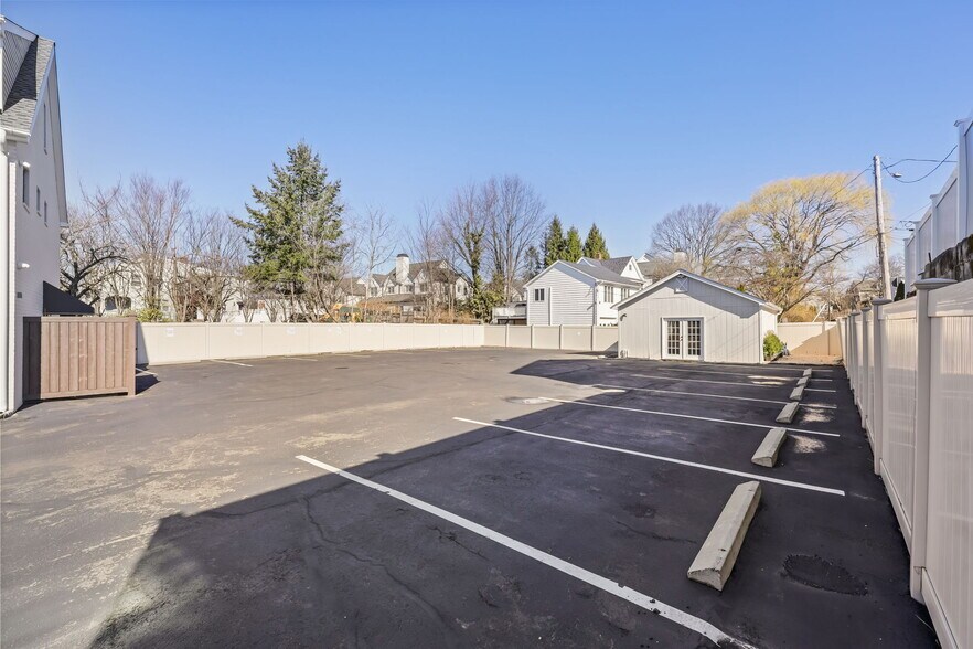 More Photos Of 31 Saint Roch Ave, Greenwich Office Residential For Lease