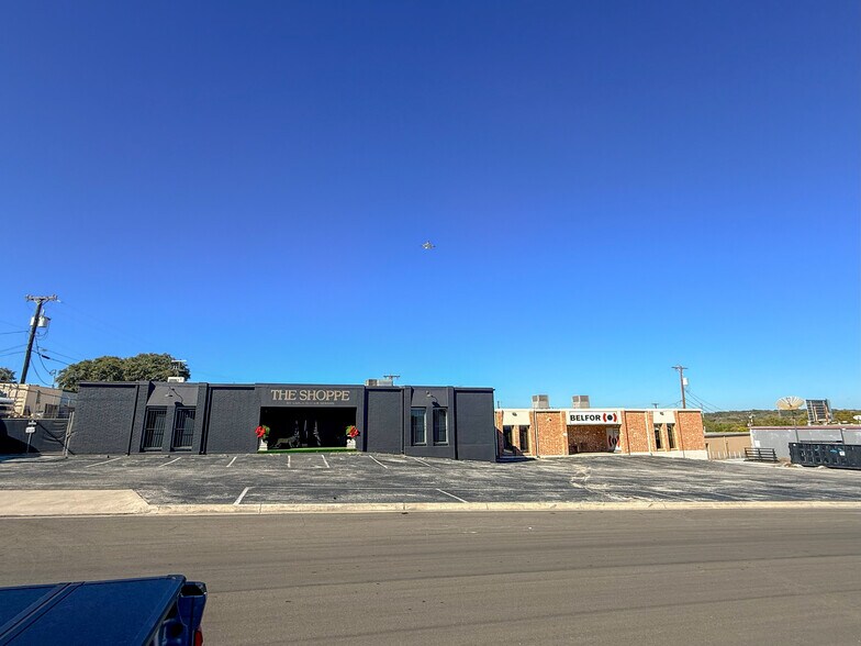 More Photos Of 12131-12137 Valliant St, San Antonio Showroom For Sale