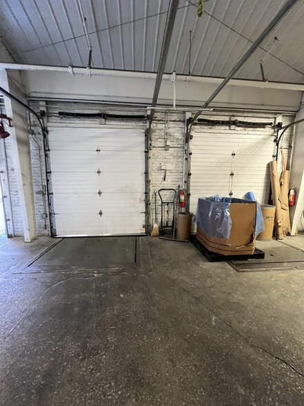 More Photos Of 2627 W Washington Blvd, Chicago Distribution For Lease
