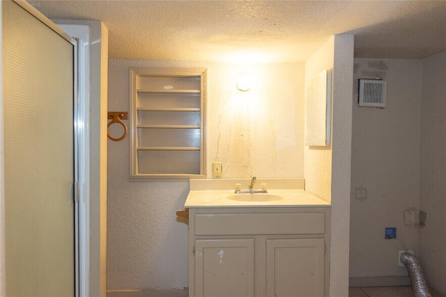 More Photos Of 603 W Main St, Johnson City Office For Sale