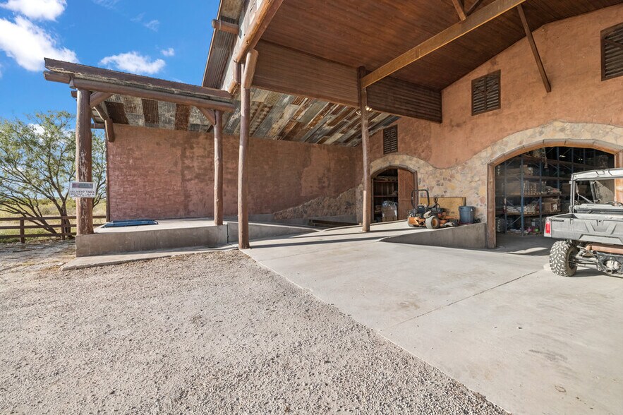More Photos Of 11734 Schriber Rd, Buda Warehouse For Lease