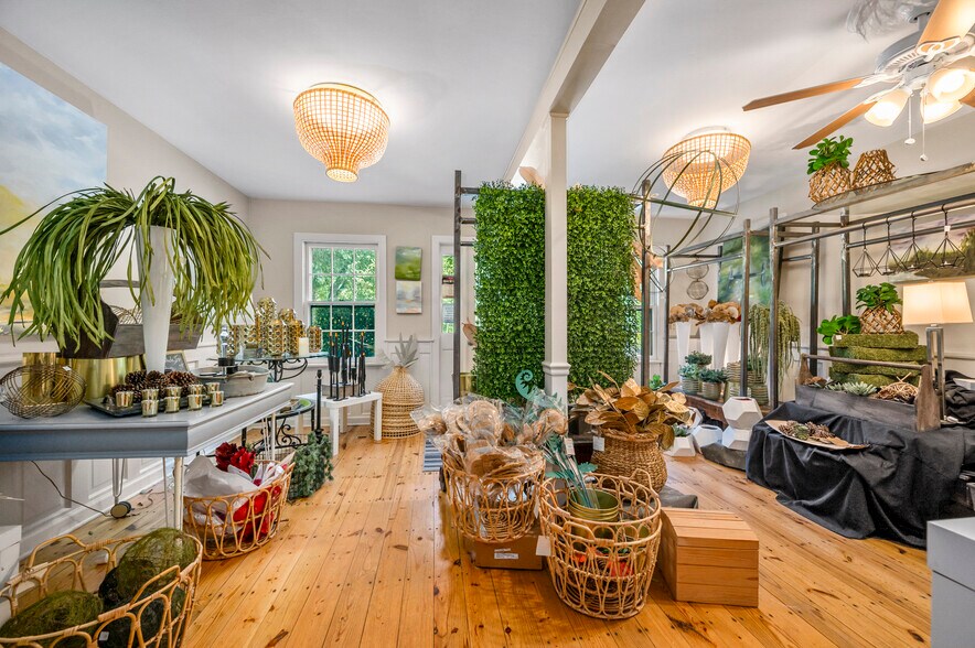 More Photos Of 172 Main st, Saluda Showroom For Sale