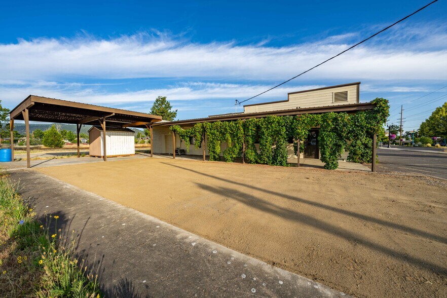 More Photos Of 211 Front St, Central Point General Retail For Sale