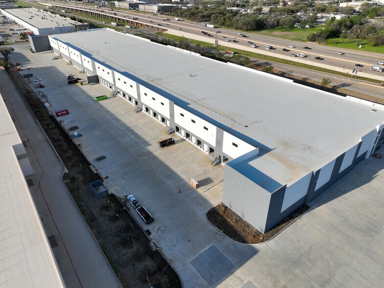 More Photos Of 902 W Shady Grove Rd, Grand Prairie Distribution For Lease