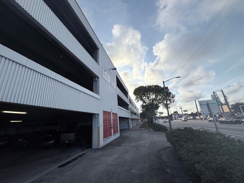 More Photos Of 1000 W Pembroke Rd, Hallandale Beach Self Storage For Lease