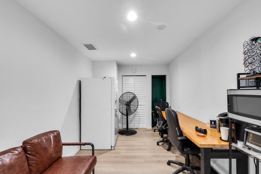 More Photos Of 651 NW 106th St, Miami Warehouse For Sale