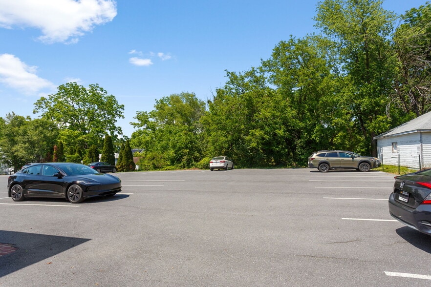 More Photos Of 380 E Market St, Harrisonburg Office For Lease