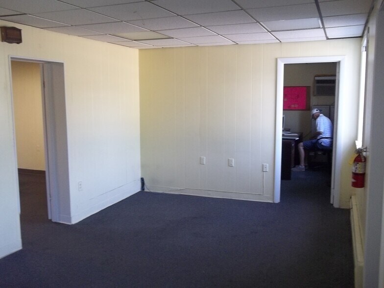 More Photos Of 9151 Liberia Ave, Manassas Warehouse For Lease