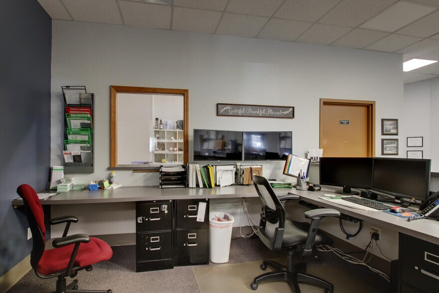 More Photos Of 301 S 7th St, Quincy Light Distribution For Sale