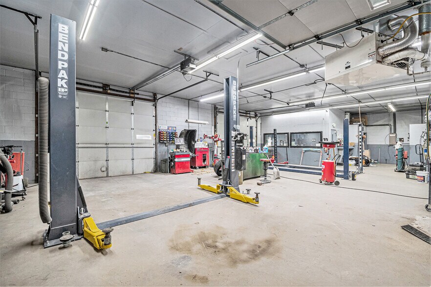 More Photos Of 1023 N 16th St, Council Bluffs Auto Repair For Sale