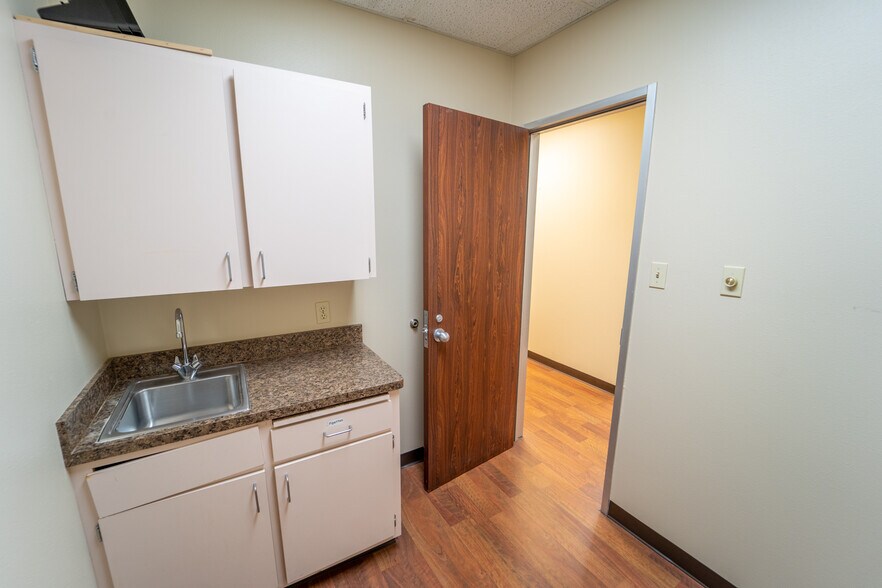 More Photos Of 115 Medical Dr, Victoria Medical For Sale