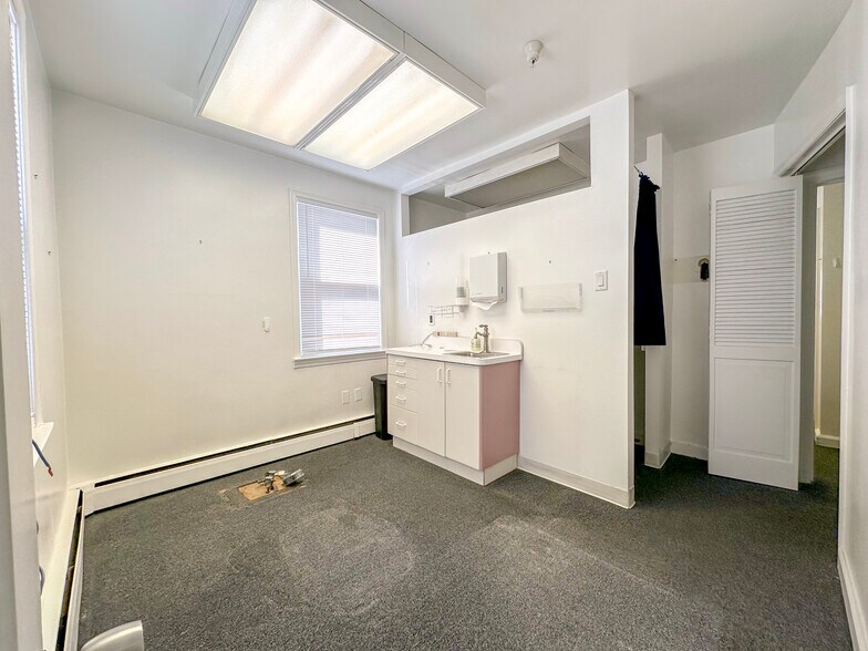 More Photos Of 1201 Easton Rd, Roslyn Medical For Lease