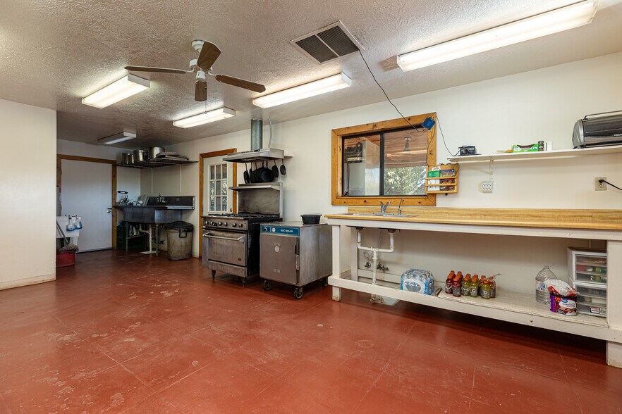 More Photos Of 2040 Long Rd Cyn, Kanab Freestanding For Sale