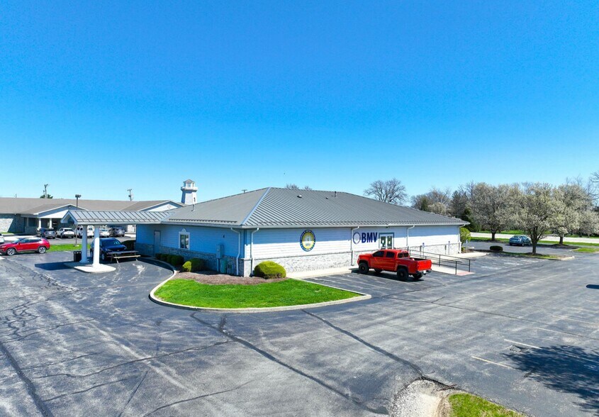 More Photos Of 2007 N Walnut St, Hartford City Office For Sale