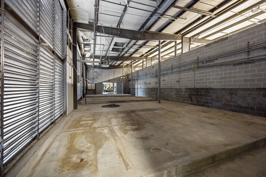More Photos Of 2000 S Delphine Ave, Lyndhurst Warehouse For Lease