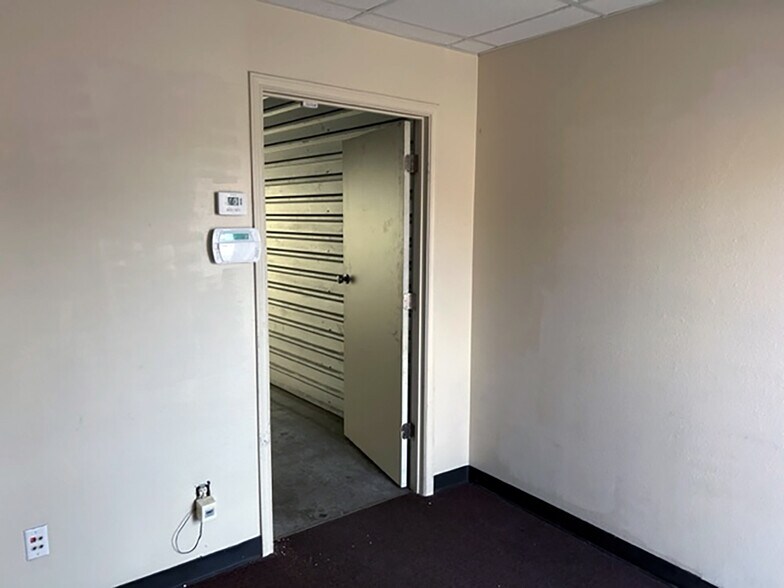 More Photos Of 7340 Blanco Rd, San Antonio Self Storage For Lease