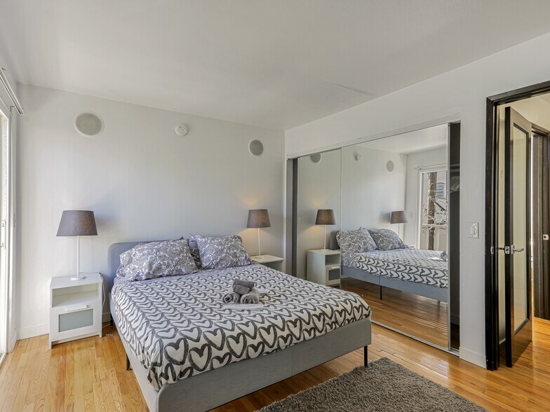 More Photos Of 14 Ozone Ave, Venice Apartments For Sale