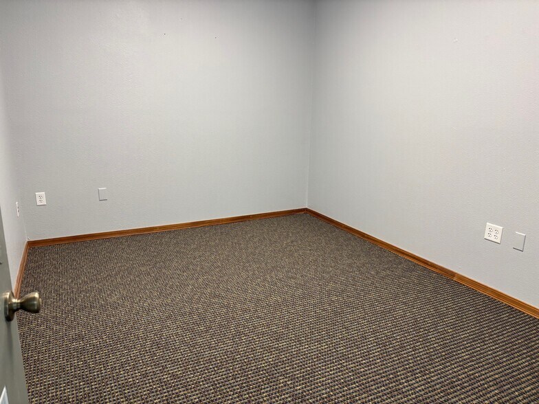 More Photos Of 3580 W Electra Ln, Glendale Showroom For Lease