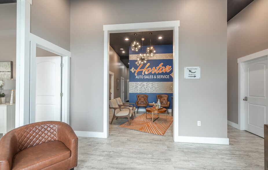 More Photos Of 1008 E Main St, Linn Auto Dealership For Sale