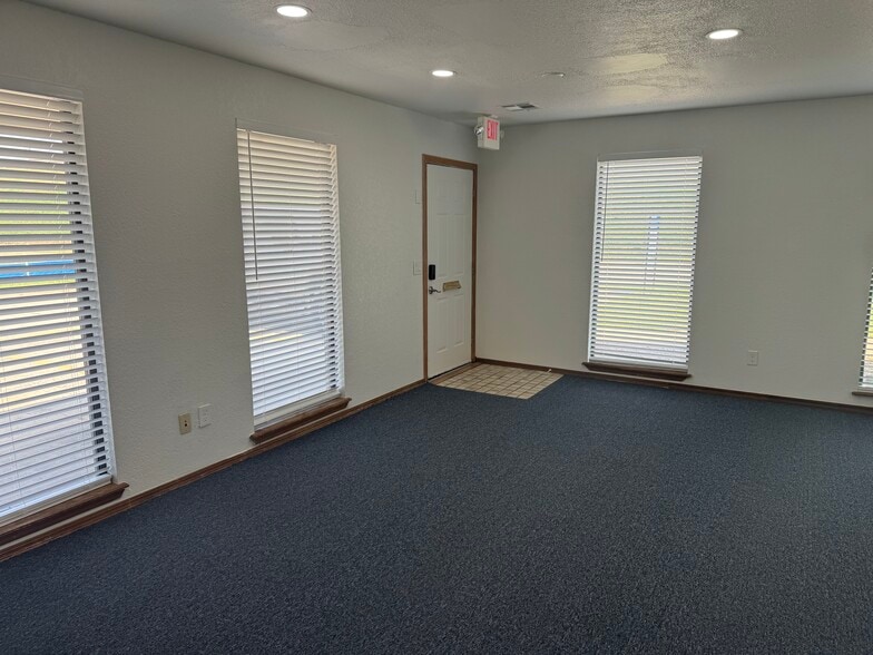 More Photos Of 221-229 N I-35 Service Rd, Moore Office For Lease
