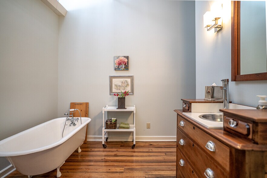 More Photos Of 1611 Washington St, Alexandria Showroom For Sale