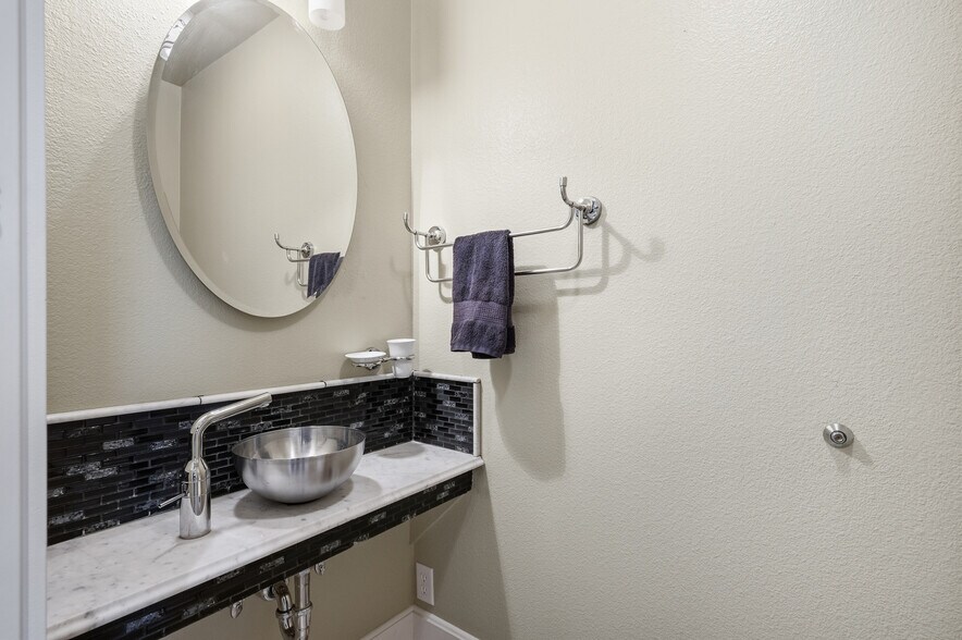 More Photos Of 101 S Big Horn Ave, Moorcroft Flex For Sale