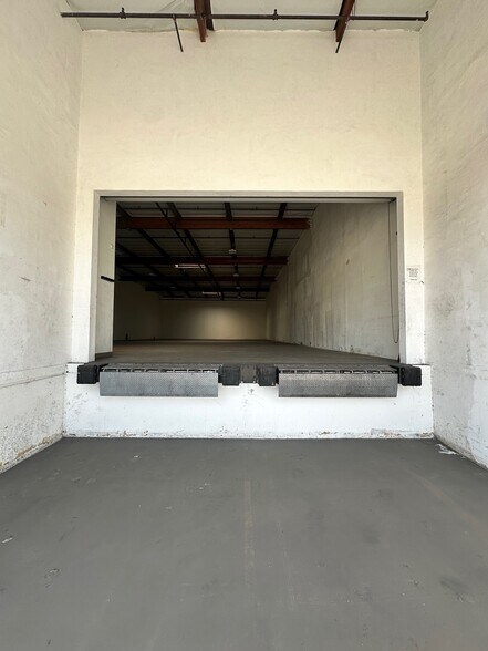 More Photos Of 301-445 N Figueroa St, Wilmington Warehouse For Lease