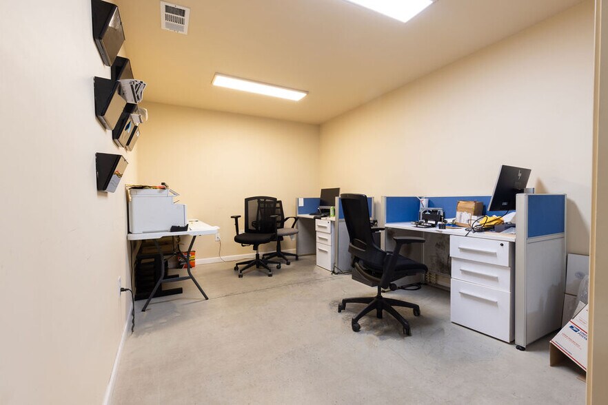 More Photos Of 368 Nike Rd, Jeffersonville Distribution For Lease
