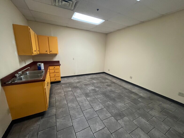 More Photos Of 4220-4232 Charter Ave, Oklahoma City Warehouse For Lease