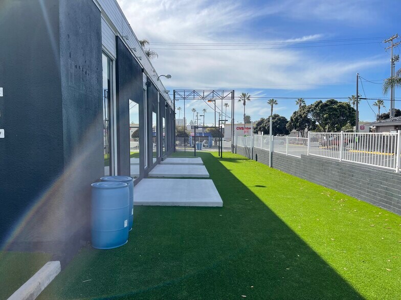 More Photos Of 875 Garnet Ave, San Diego Storefront Retail Office For Lease