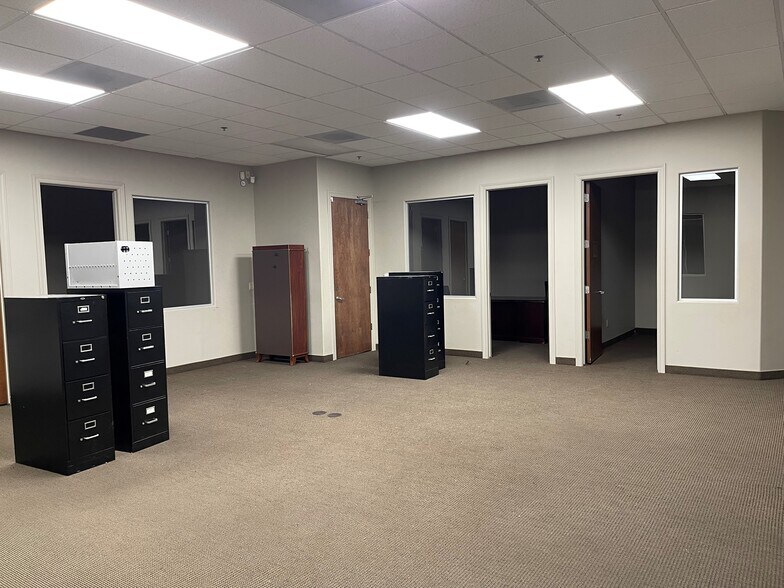 More Photos Of 2695 N Fowler Ave, Fresno Flex For Lease