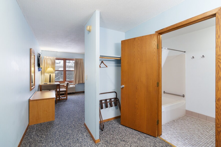 More Photos Of 4712 220th Trl, Amana Hotel For Sale