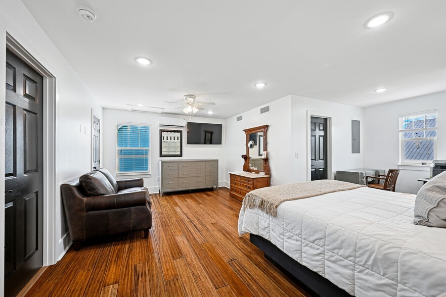 More Photos Of 124 Lafitte St, Mandeville Hospitality For Sale