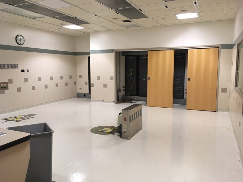 More Photos Of 901-934 Center St, Elgin Hospital For Sale