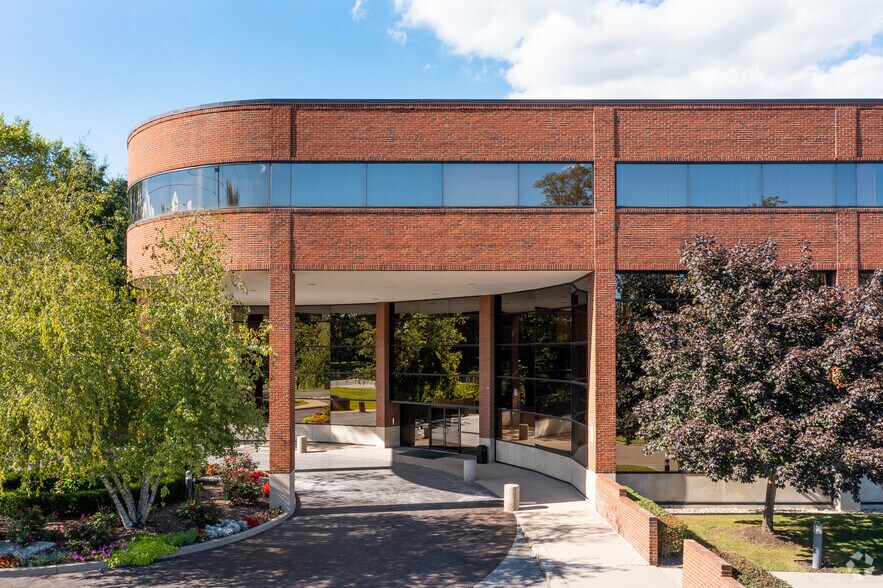 More Photos Of 3200 Greenfield Rd, Dearborn Office For Sale