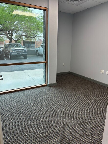 More Photos Of 3580 W Electra Ln, Glendale Showroom For Lease