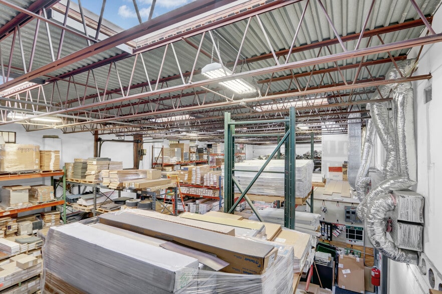 More Photos Of 665 Commercial Ave, Garden City Showroom For Sale